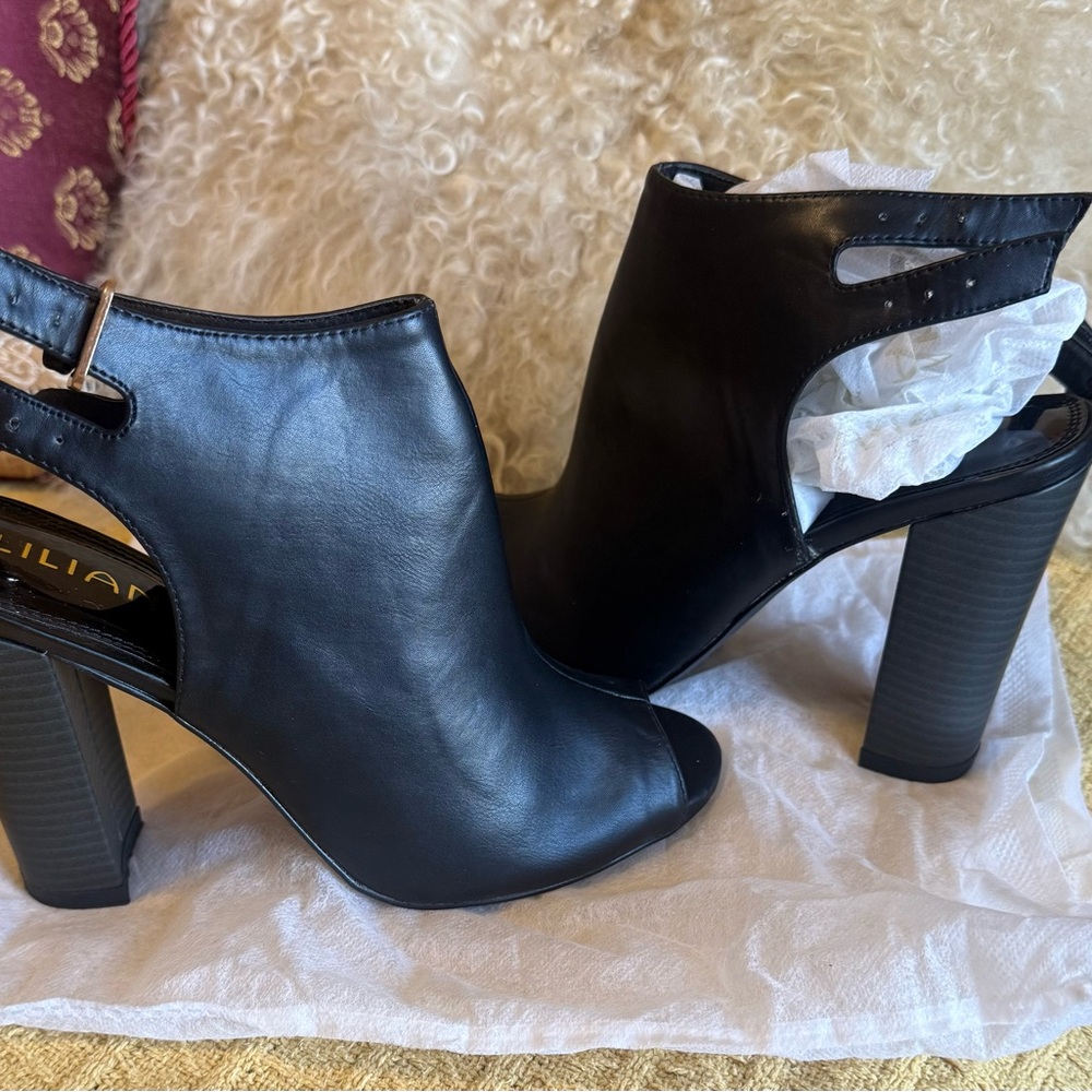 Liliana Black Open-Toe sling back block heels 4”